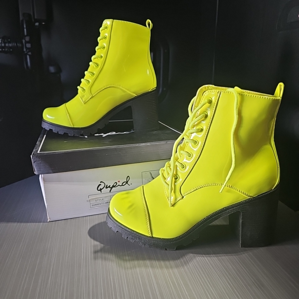 Qupid Neon Yellow Patent Lace-Up Heeled Combat Barbie Boot Womens Size 8.5 NEW